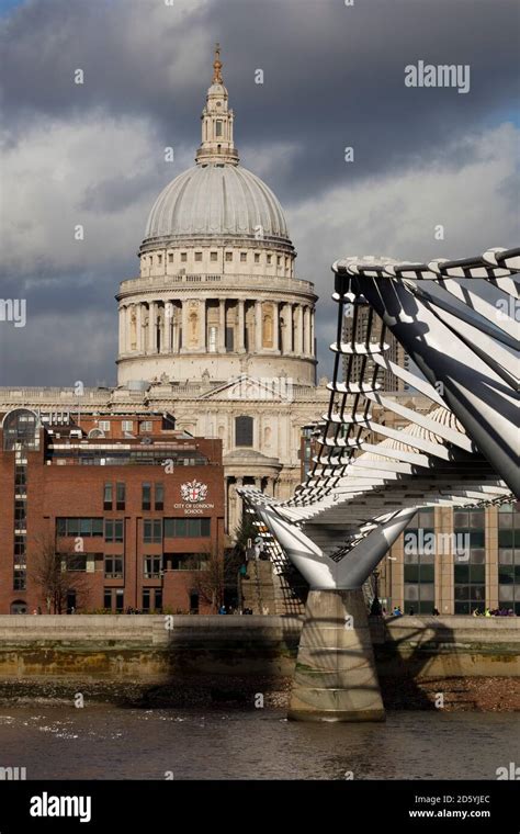 UK London City Of London Millenium Bridge Und St Paul S Cathedral