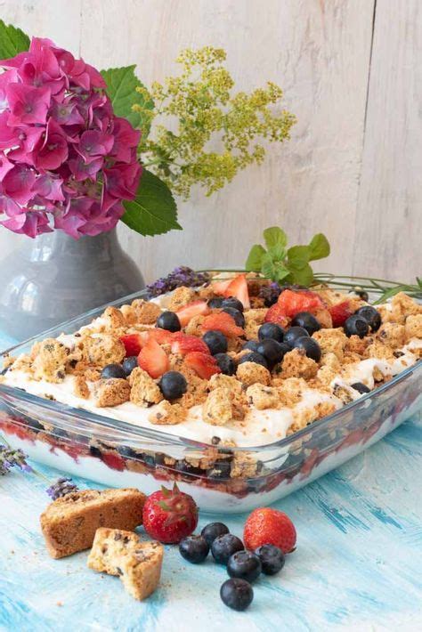 Sommerlich Leichtes Schichtdessert Mit Blaubeeren Und Erdbeeren Eine