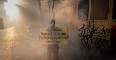 Brasil Greenpeace Simula Un Incendio Ante La Embajada De Brasil Para Pedir Mayor Protección