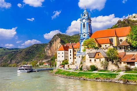 Remplac Bateau Sur Le Danube Et Vieille Ville De Vienne