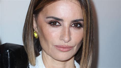 Penélope Cruz 49 ans prend la pose dans une robe nuisette