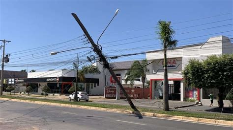 Caminh O Arrasta Fios E Derruba Postes Em Avenida Deixando Moradores