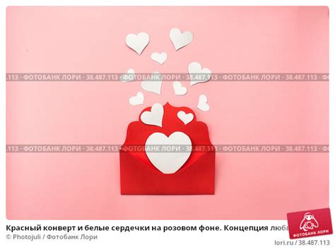 Красный конверт и белые сердечки на розовом фоне. Концепция любви ...