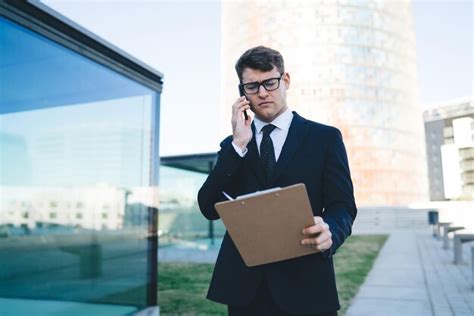 Empresario Serio Hablando Por Tel Fono En La Calle Foto Premium