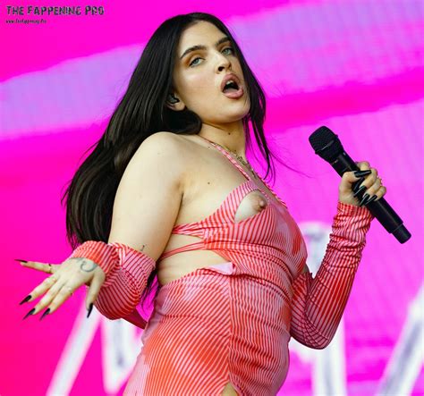 Mae Muller Nude On Stage Photos The Fappening