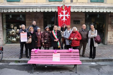 In Borgo Largo Inaugurata La Panchina Rosa Per La Lotta Ai Tumori