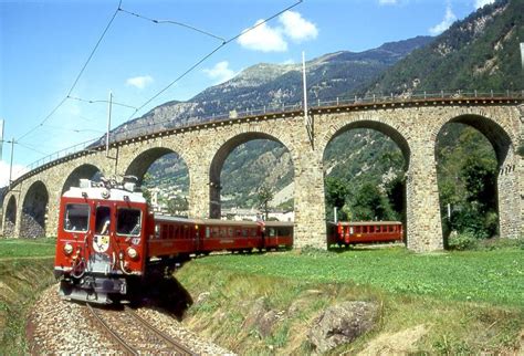 Rhb Regionalzug Von St Moritz Nach Tirano Am Bei Brusio