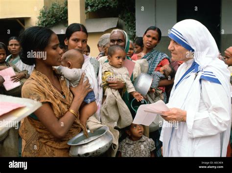 Mother Teresa Feeding The Hungry