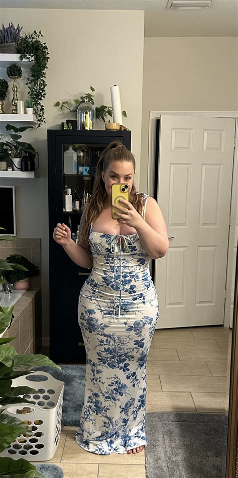 Curvy MILF In A Sexy Dress F R Milf