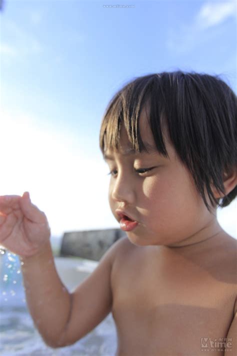 Châu Du Dân bị con trai thả dê khi quay cảnh tắm nude