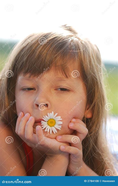 Petite Fille Mignonne Photo Stock Image Du Enfance Fleur