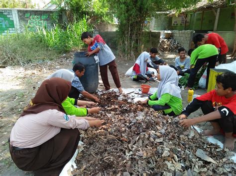 PASPRAGUNEDA: PEMBUATAN KOMPOS DARI SAMPAH DAUN