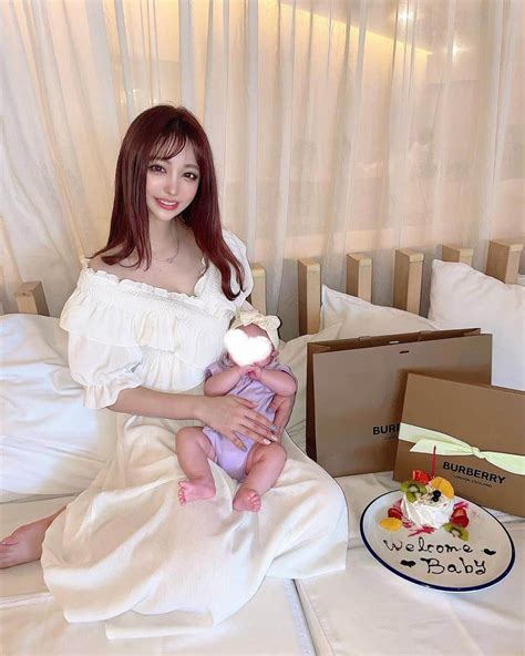 サキ吉さんのインスタグラム写真 サキ吉instagram「るみさんと蘭子にベビ吉のお祝いしてもらったよー👶🏻🍼💞 いつも優しい2人に本当に感謝🥲 プレゼントの中身は次の投稿で🎁💕