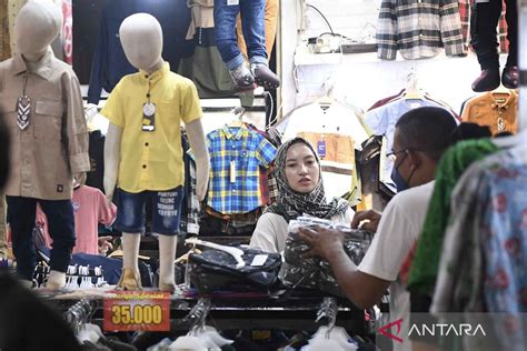 Omzet Pedagang Pasar Tanah Abang Meningkat Jelang Ramadhan ANTARA News