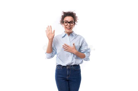 Jovencita Y Delgada Brunette Curly Empleada De La Empresa Mujer Vestida Con Una Camisa Azul