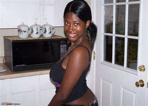 Amateur Ebony Slut Posing Nude Mobile Homemade Porn Sharing