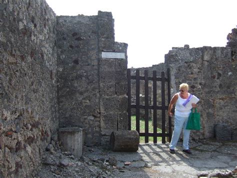 VII 7 15 Pompeii September 2005 Entrance Doorway In Vicolo Del Gallo