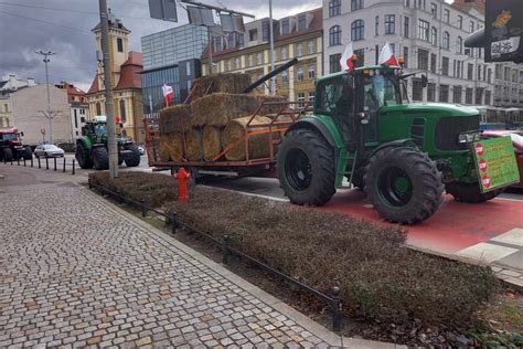 Protest Rolnik W We Wroc Awiu Zn W Blokuj Drogi W Mie Cie I Okolicy