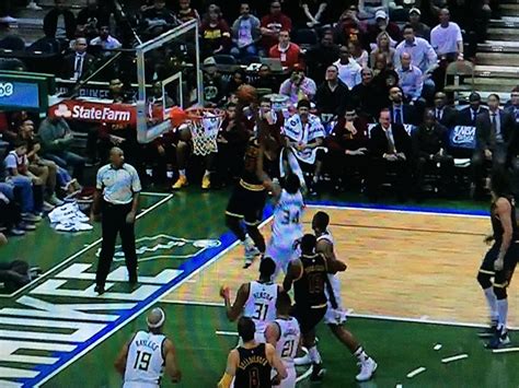 Video Lebron James Skies To Catch Tough Alley Oop Pass And Hits The