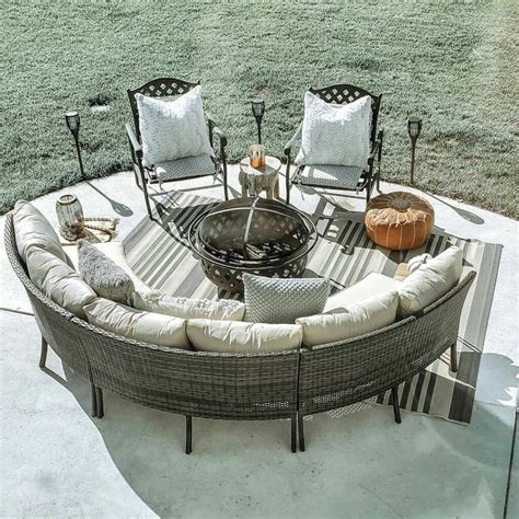 24 Fire Pit Seating Ideas for An Ambient Outdoor Gathering Area