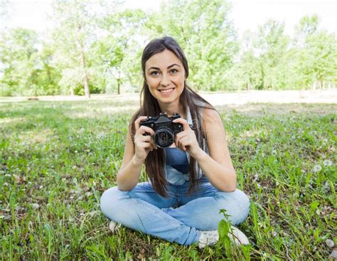 Photographe Amateur Outdoor De Jeune Femme Image Stock Image Du Apprendre Photographe 116254591