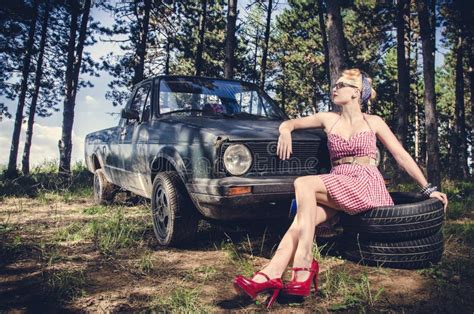 Pose Chaude De Fille Image Stock Image Du Blonde Attrayant