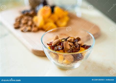 Frutos Secos De Avena Y Muesli De Nueces En Una Tabla De Despiece En Un