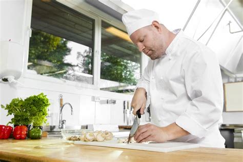 Professionele Chef Kok Die Groenten In Grote Keuken Voorbereiden Stock