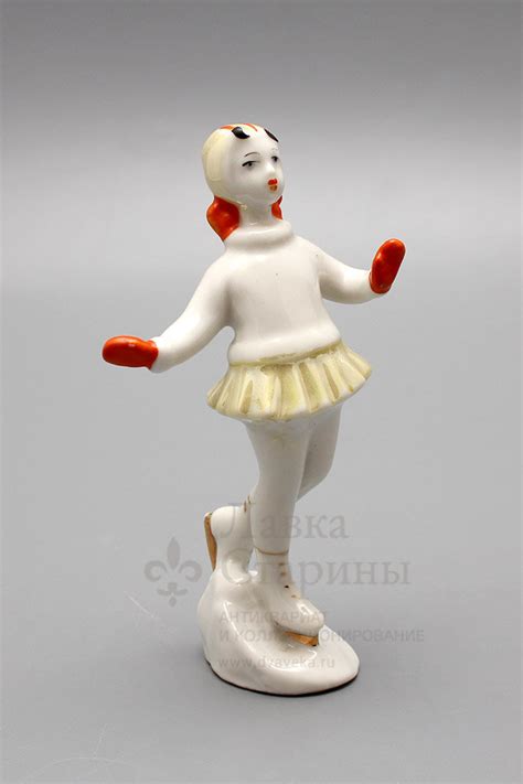 Статуэтка «Фигуристка», ЛЗФИ, 1950-60 гг., скульптор Федорова Т. А., фарфор