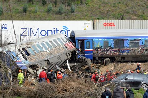 Al menos 36 muertos tras choque de trenes en Grecia el peor en 10 años