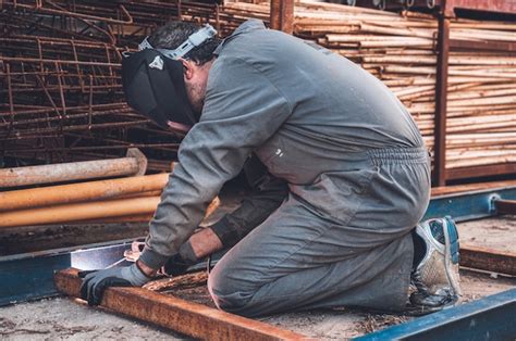 Trabajos De Soldadura Man Welding In Workshop Carpintería Metálica Y