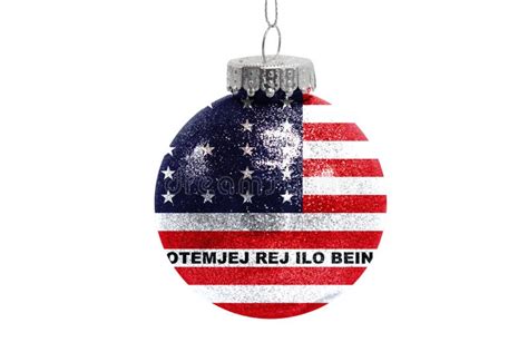 Juguete De Bola De Navidad De Vidrio Aislado En Fondo Blanco Con La Bandera Del Atolón De Bikini