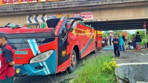 Kecelakaan Pukul 06 00 WIB 17 Penumpang Jadi Korban Bus Mercedes