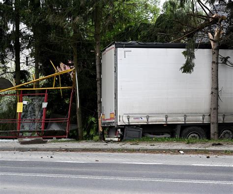 Podkarpackie Karambol w Tyczynie koło Rzeszowa Tir uderzył w