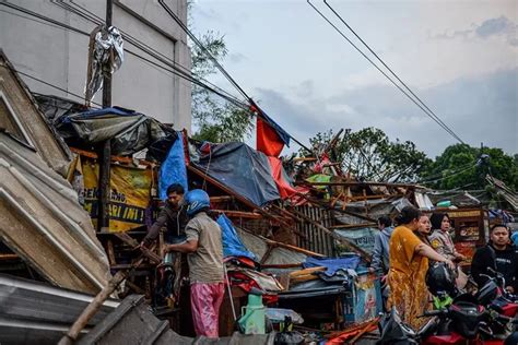 Angin Puting Beliung Terjang Bandung Sebabkan Kerusakan Di Sejumlah