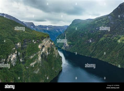 Geiranger Fjord in Norwegen Luftaufnahme Berge über Wasser Landschaft