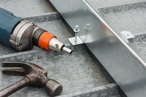 Как установить снегозадержатель на крыше: устройство и пошаговая ...