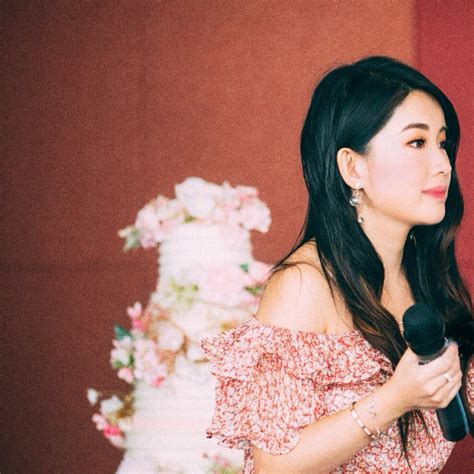 Con gái tỷ phú đèn LED diện bikini khoe dáng nuột nà