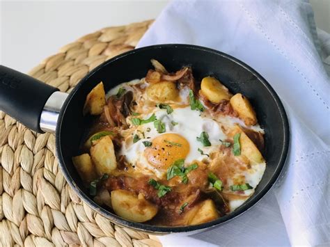 Sartén de Patatas y Huevos con Tomate Receta ekilu