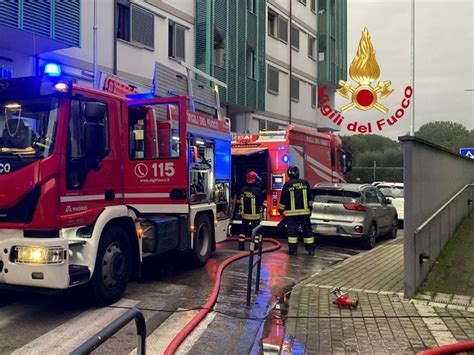 Firenze Incendio In Un Garage In Via Don Martini Evacuato Il Palazzo