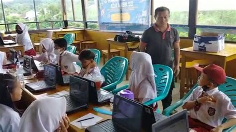 Lebih Dua Pekan Sekolah Terendam Banjir Siswa Sd Di Ketapang Terpaksa