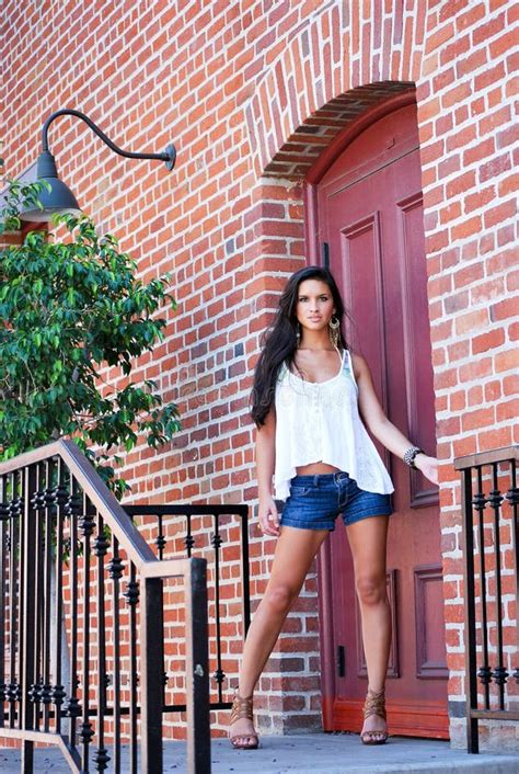 Modelo Joven Brunette Linda Cima De Primavera Foto De Archivo Imagen De Encanto Lindo