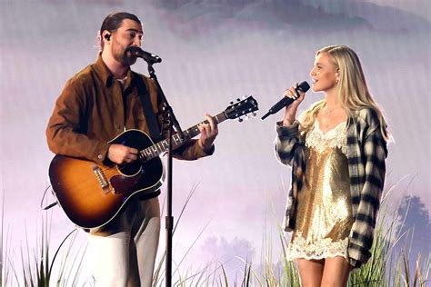 Kelsea Ballerini And Noah Kahan Perform Stick Season At The Acm