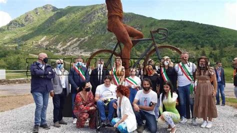 Inprimapagina A Montecampione Inaugurata La Statua Il Pirata In