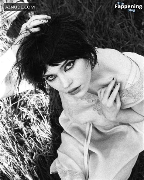 Sophie Thatcher Sexy And Nude Flashes Her Hot Tits In A Steamy Photoshoot Aznude