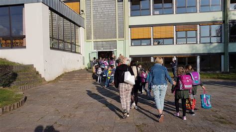 Pr Geleien Im Bus Und Viel Stress An Der Grundschule Weisweiler