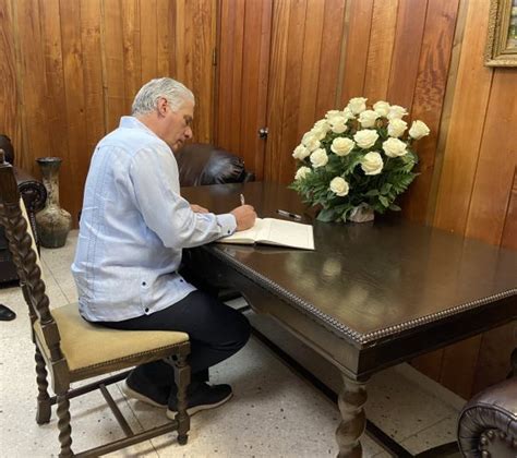 Díaz Canel firma libro de condolencias por atentado en Rusia