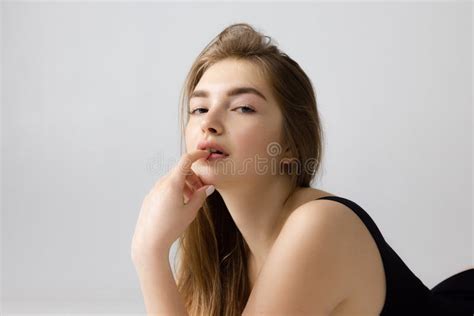 Closeuse Belle Adorable Jeune Fille En Lingerie Noire Posant Isol E Sur Fond Studio Gris Beaut