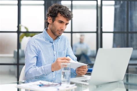 Premium Photo | Entrepreneur opening an envelope in a desktop at office ...