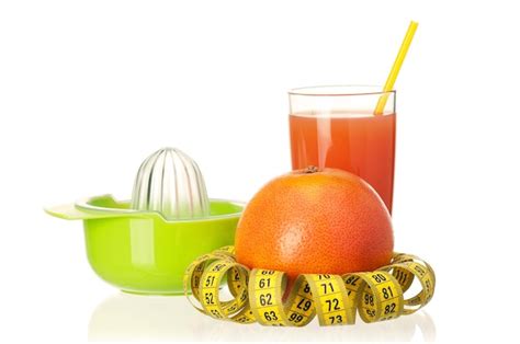 Suco de toranja fresco fita métrica e frutas de toranja em fundo